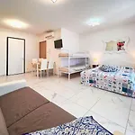 Zeus Apartament *