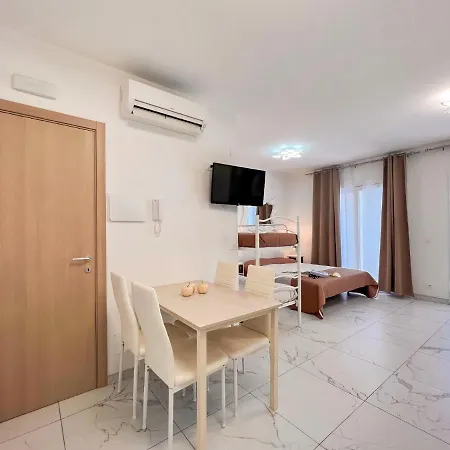 Zeus Apartament *